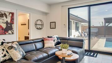 House (5 Bedrooms) | Interior
