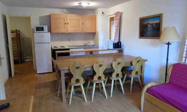Coffee/tea maker, fridge, microwave, oven - 3 Rooms for 8 People (Modane)