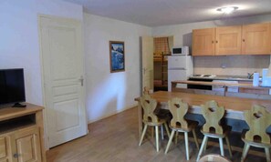Coffee/tea maker, fridge, microwave, oven - 3 Rooms for 8 People (Modane)