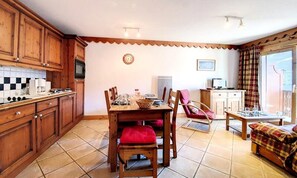 Dining - Spacious and Bright Apartment Close to the Slopes Balcony (Les Belleville)