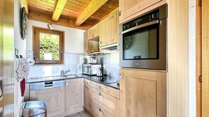 Coffee/tea maker, fridge, microwave, oven - Ch143 - Cozy Chalet 6 People. Near Gondola (Araches-la-Frasse)