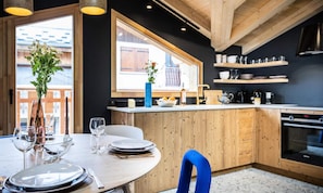 Kühlschrank, Ofen, Geschirrspüler, Wasserkocher mit Kaffee-/Teezubehör