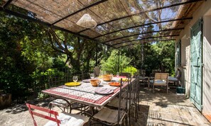 Outdoor dining - House in Hyeres Near Almanarre Beach (Hyères)