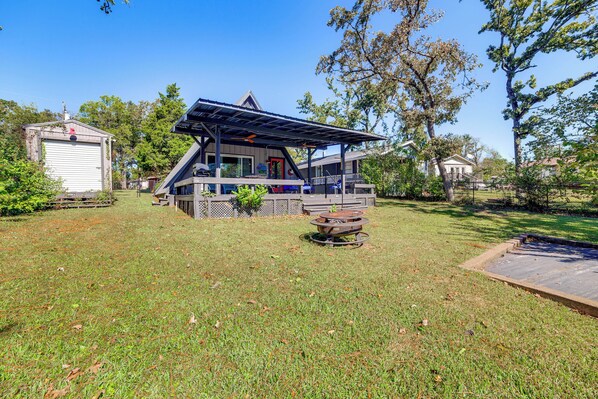 Ein Haus mit überdachter Veranda, Garage und gepflegtem Rasen.