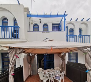 تناول الطعام بالخارج