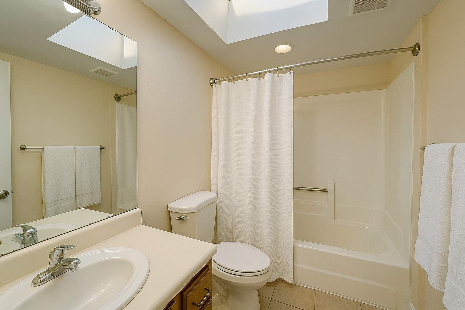 Regadera, secadora de cabello, toallas 