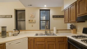 コーヒー / ティーメーカー、冷蔵庫、電子レンジ、オーブン