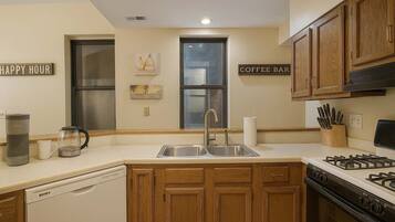 Coffee/tea maker, fridge, microwave, oven