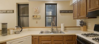 Pet-Friendly Soulard Townhouse · 2BR/2BA · Parking + Rooftop Deck