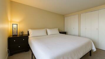 2 bedrooms, desk, iron/ironing board, WiFi