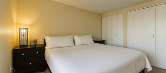 Pet-Friendly Soulard Townhouse · 2BR/2BA · Parking + Rooftop Deck