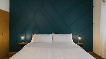 Een bureau, een strijkplank/strijkijzer, wifi, beddengoed