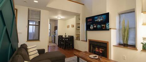 テレビ、暖炉、書斎 / ワークスペース