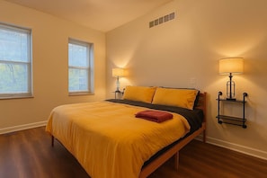 Desk, iron/ironing board, WiFi, bed sheets