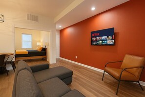 TV, fireplace, offices - Soulard King Loft near Anheuser-Busch Brewery (St. Louis)