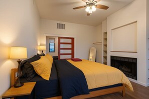 Escritorio, tabla de planchar con plancha, wifi y ropa de cama 
