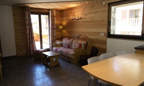 Living area - 3-room Duplex Apartment for 4/6 People, West-facing (Valloire)