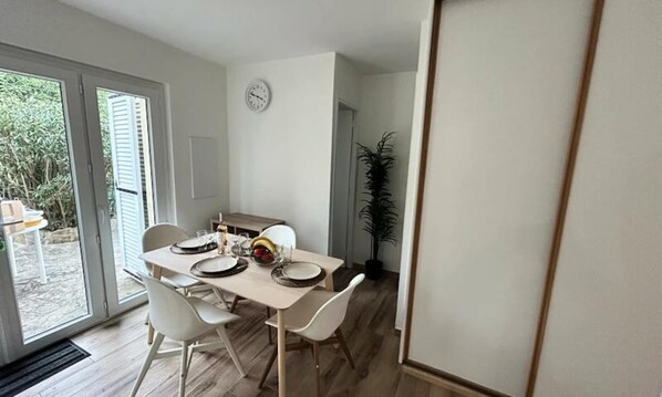 Dining - Apartments for 6 People (Bormes-Les-Mimosas)