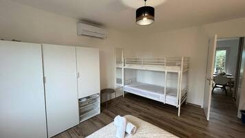 Bàn ủi/dụng cụ ủi quần áo