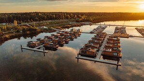 Ein Yachthafen mit mehreren aneinander gereihten Hausbooten.