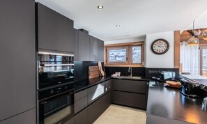 Fridge, microwave, dishwasher, cookware/dishes/utensils - 6 Rooms for 12 People (Les Allues)