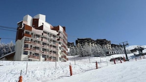 Unclassified image, 3 of 3, button - Bright Studio Ski-in/ski-out (Les Belleville)