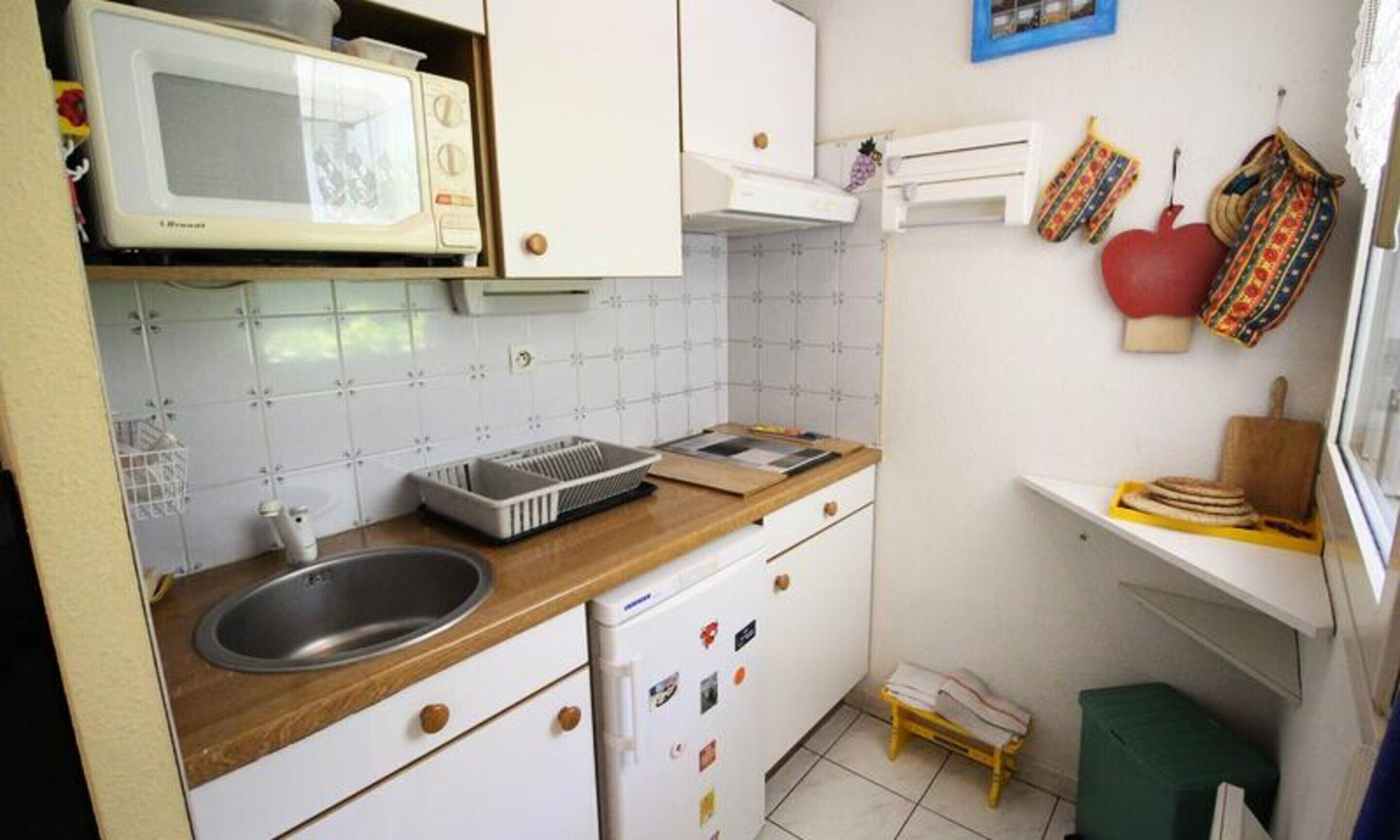 Fridge, microwave, coffee/tea maker, electric kettle