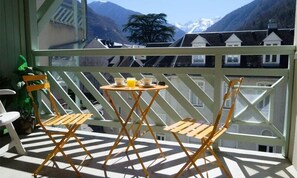 Outdoor dining - Apartment in Luchon Near Thermal Baths (Bagneres-de-Luchon)