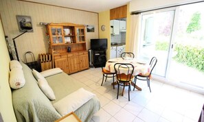 Living area - Apartment in Luchon Near Thermal Baths (Bagneres-de-Luchon)