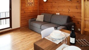 Living area - Apartment in Les Orres With Ski Slope Access (Les Orres)