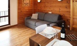 Living area - Apartment in Les Orres With Ski Slope Access (Les Orres)