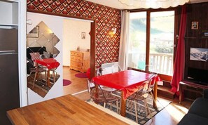 Living area - 2-room Apartment for 6 People Located Above the Shopping Center (Les Orres)