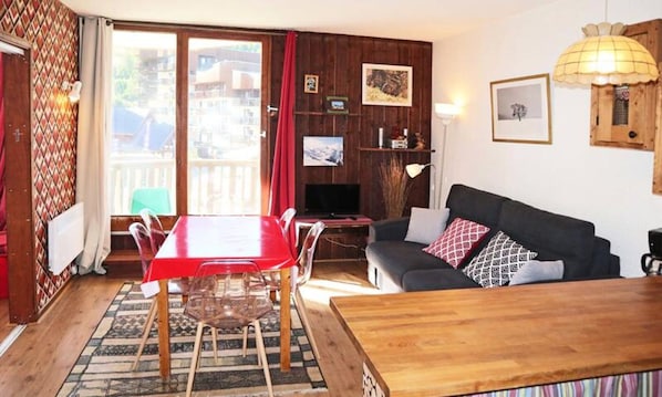 Living area - 2-room Apartment for 6 People Located Above the Shopping Center (Les Orres)