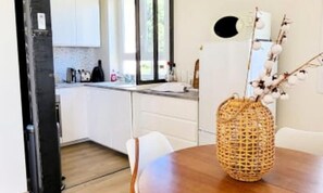 Fridge, oven, coffee/tea maker, electric kettle - Apartment in Port-camargue Near Marina (Le Grau-Du-Roi)