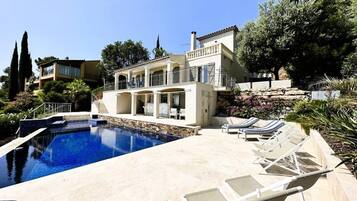 Hồ bơi ngoài trời