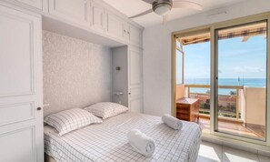 Iron/ironing board - Apartments for 6 People (Le Lavandou)