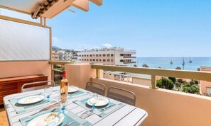 Outdoor dining - Apartments for 6 People (Le Lavandou)