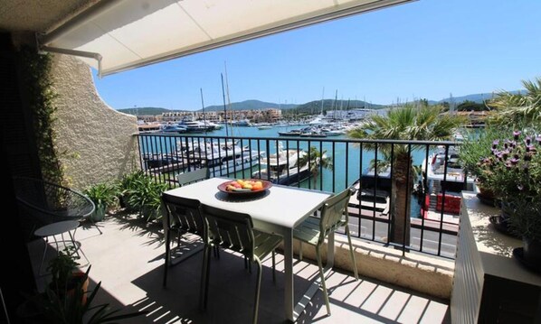 Outdoor dining - Beautiful Apartment for 2 People With Port View in the Gulf of St-tropez (Cogolin)