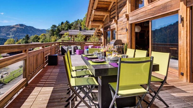 Outdoor dining - 5-star Chalet, Sleeps 9, Spa, Panoramic View (La Clusaz)