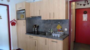 Lemari es, microwave, oven, dan mesin pencuci piring