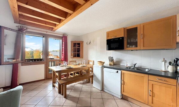 Private kitchen - Apartment in Les Carroz With Mountain Views (Araches-la-Frasse)