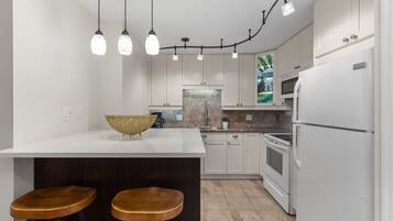 ثلاجة، ميكروويف، فرن، موقد طهي مسطح