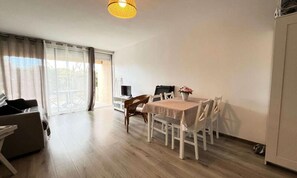 Living area - Apartment in Camargue Near the Beach (Le Grau-Du-Roi)
