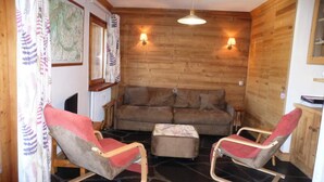 Living area - Apartment in Meribel With Mountain Views (Les Allues)