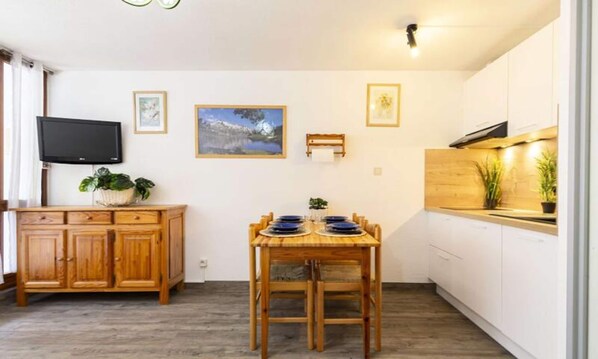 Dining - Studio Near the City Center and Cable car (Saint-Lary-Soulan)