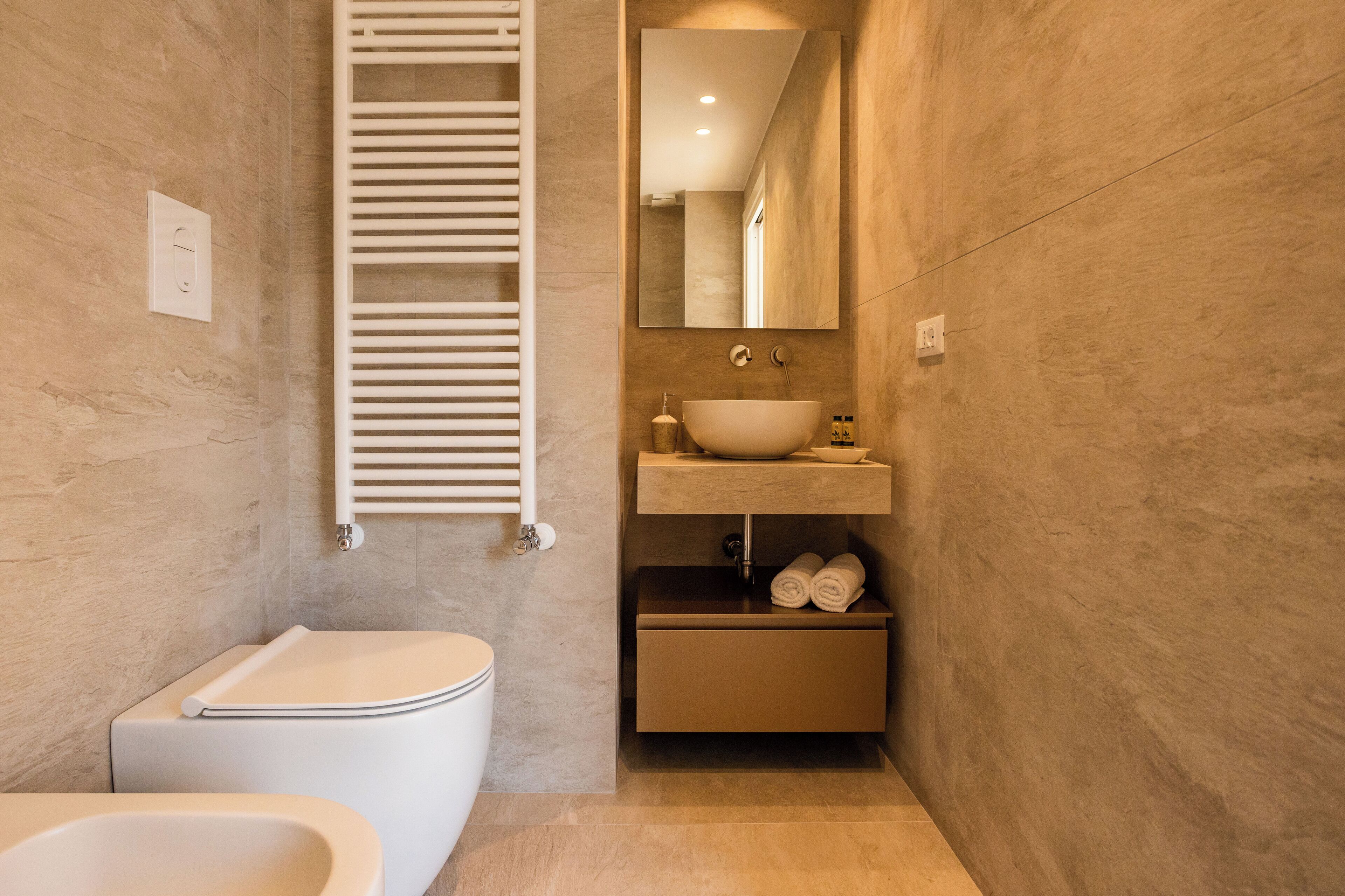 Sèche-cheveux, serviettes fournies, papier toilette