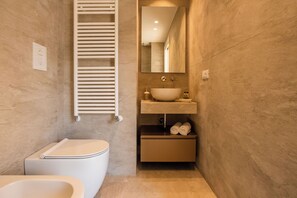 Hårtork, handdukar och toalettpapper