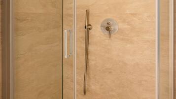 Haartrockner, Handtücher, Toilettenpapier