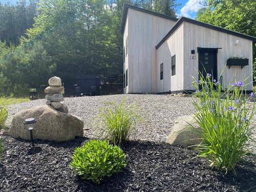 Ultra-cool 2 bedroom, 1 bath contemporary home 1/2 mile to Gore Mountain.