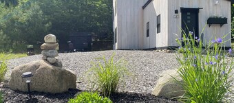 Ultra-cool 2 bedroom, 1 bath contemporary home 1/2 mile to Gore Mountain.